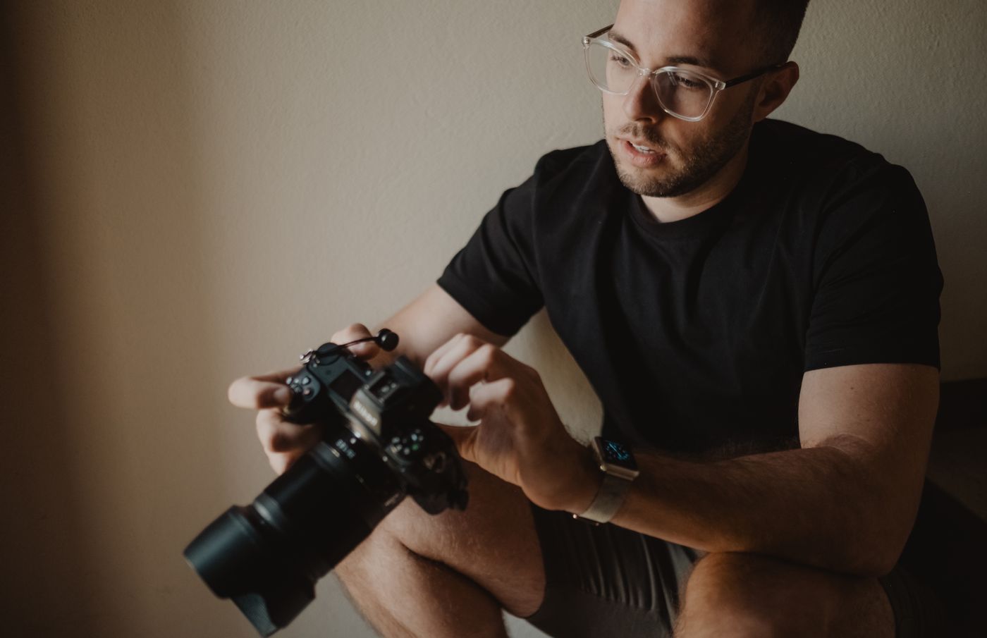Retrato do Sérgio a rever fotografias